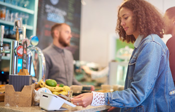 Shopper taps to pay with Banner Bank contactless card